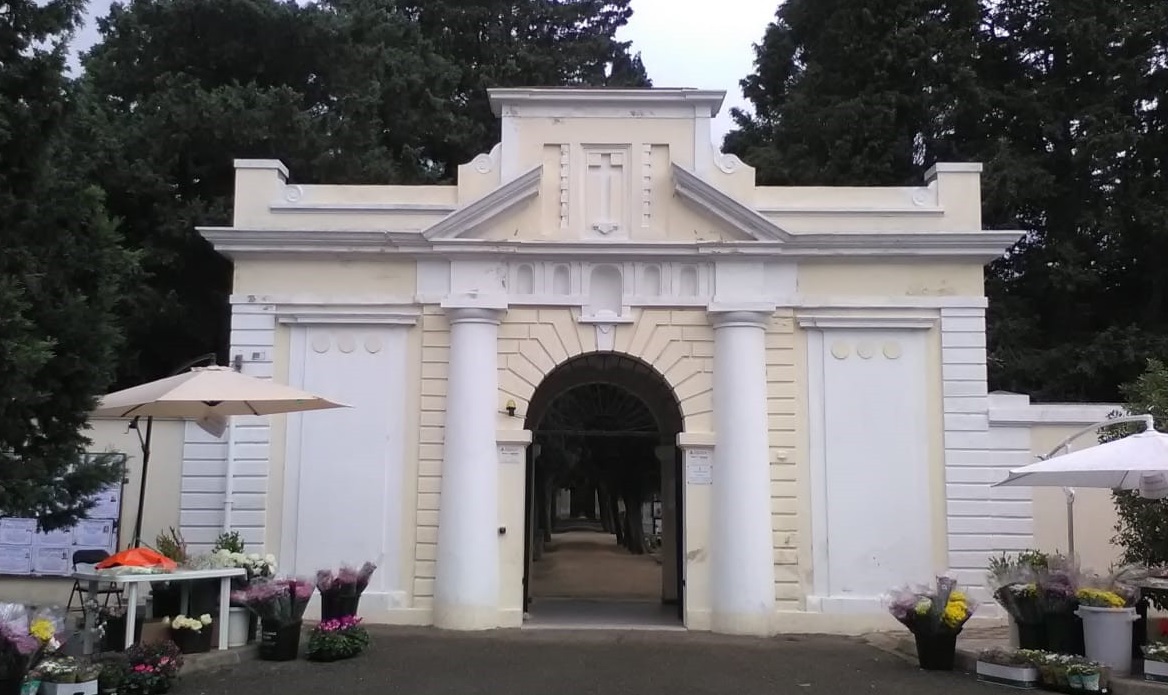 Avviso – Cimitero Comunale: Proroga chiusura fino al 3 maggio. Su ordinazione sarà consentito ai fiorai deporre fiori sulle tombe.