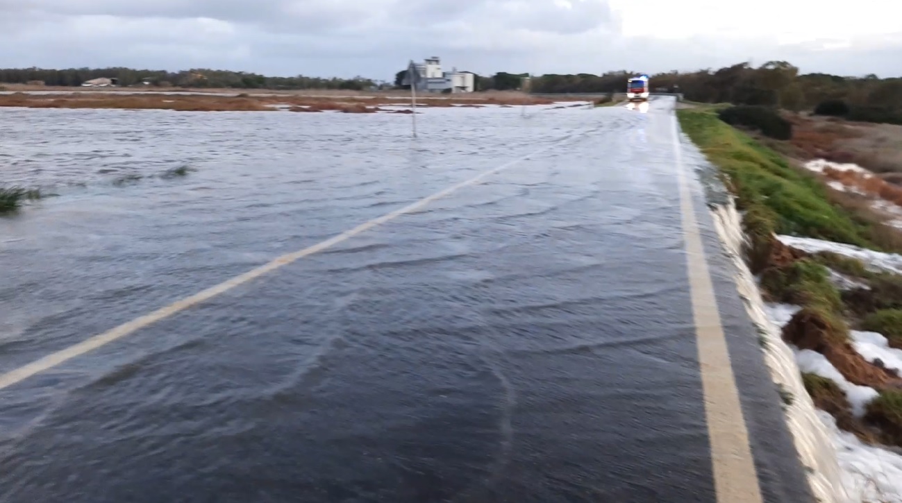 Maltempo – Interruzione circolazione SP 49 all’altezza dello Stagno di S'Ena Arrubia - idrovora Sassu nel Comune di Arborea.